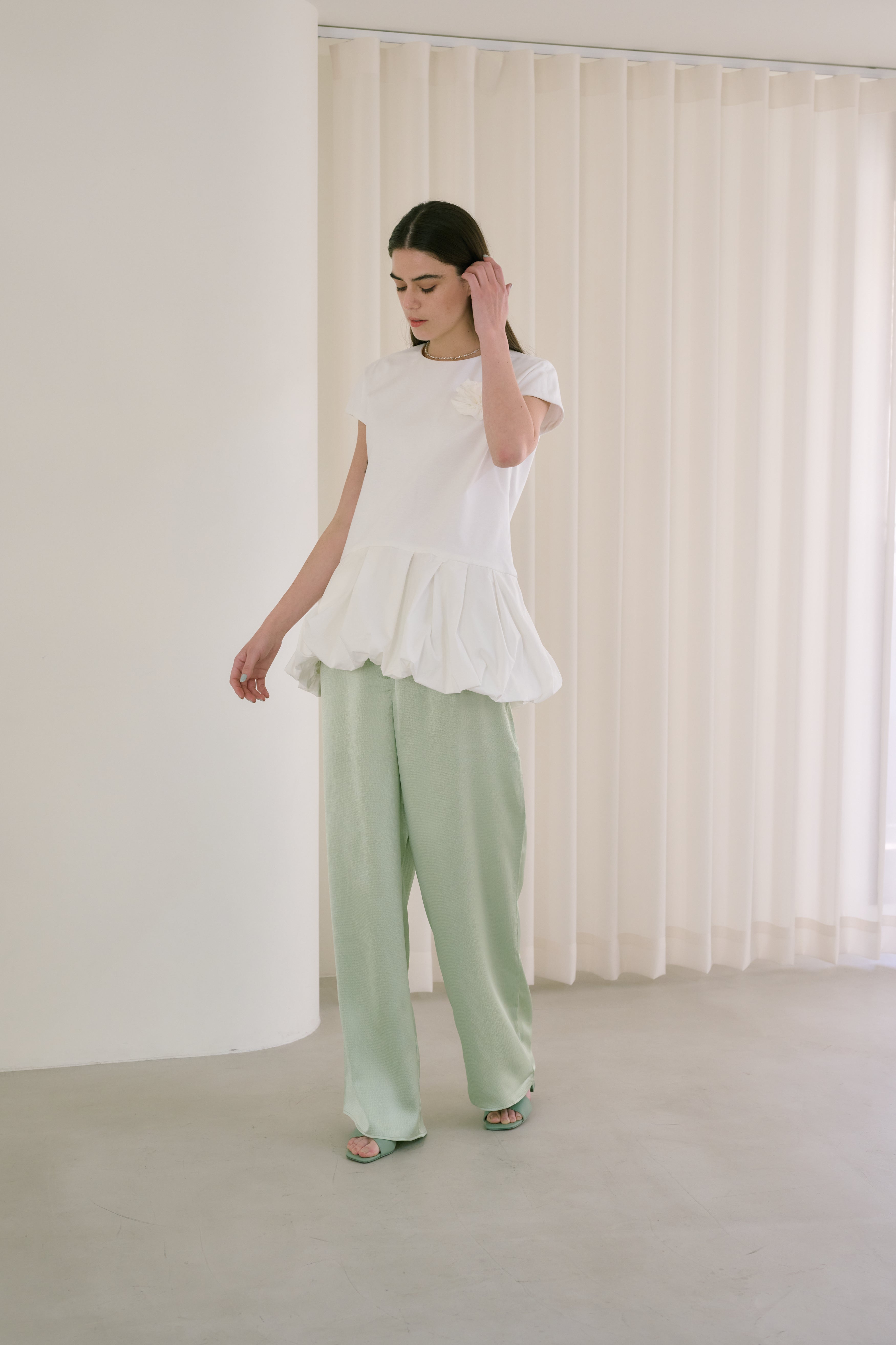 white1_22b8a5c5-9d79-4e2b-a1c0-8f0d3892c7b7.jpg